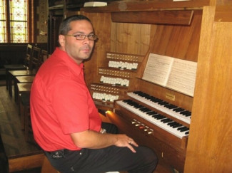 Organist Daniel Born an der Orgel
