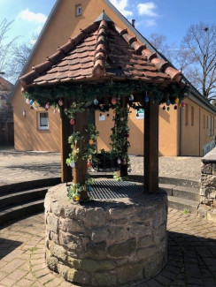 Osterbrunnen am Gemeindehaus